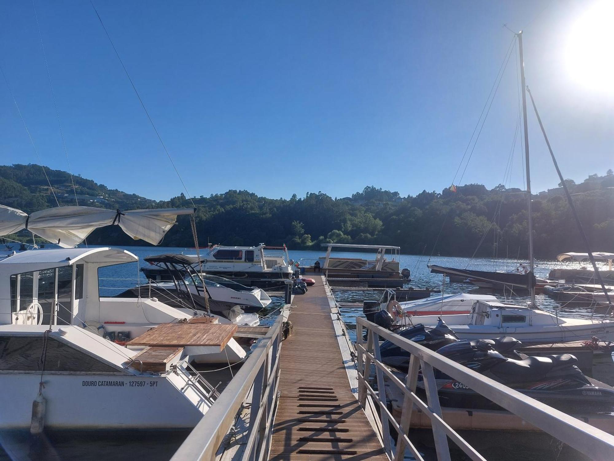 Отель Douro Houseboats Марку-ди-Канавезиш Экстерьер фото