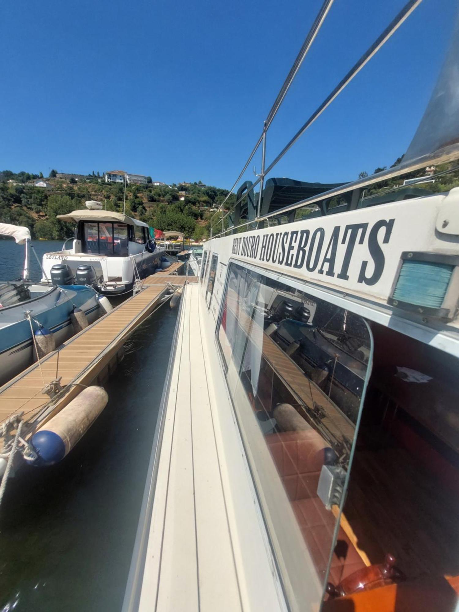 Отель Douro Houseboats Марку-ди-Канавезиш Экстерьер фото